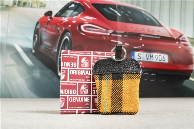 Porsche Classic Schlüssel-Etui, mit geprägtem Porschewappen, Schottenkaro orange