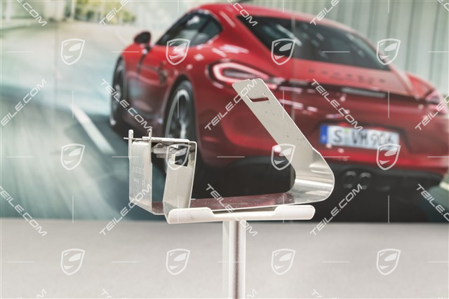 Heat shield fastening clip