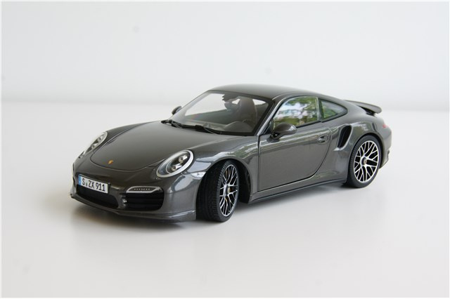 Porsche 911 Turbo S coupé (991), scale 1:18