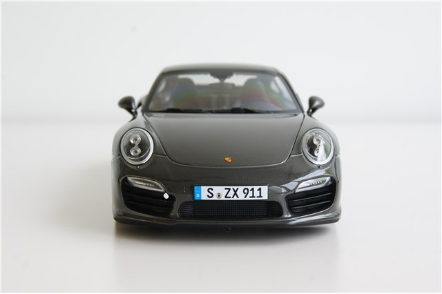 Porsche 911 Turbo S coupé (991), scale 1:18