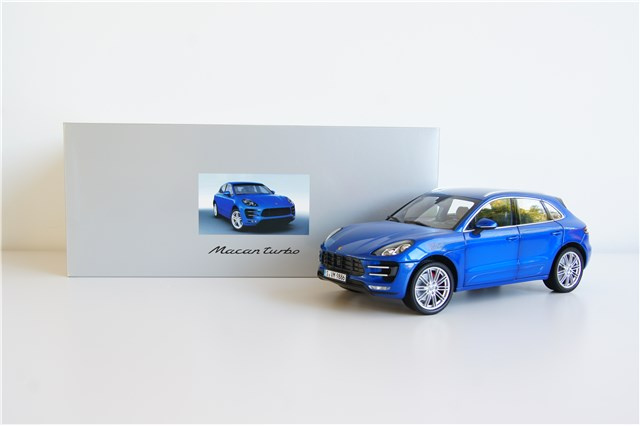 Model Porsche Macan Turbo, niebieski szafirowy metalik, 1:18