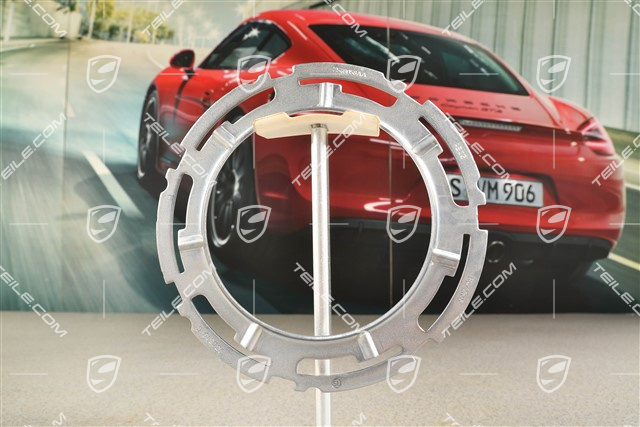 Lock ring for fuel tank flange