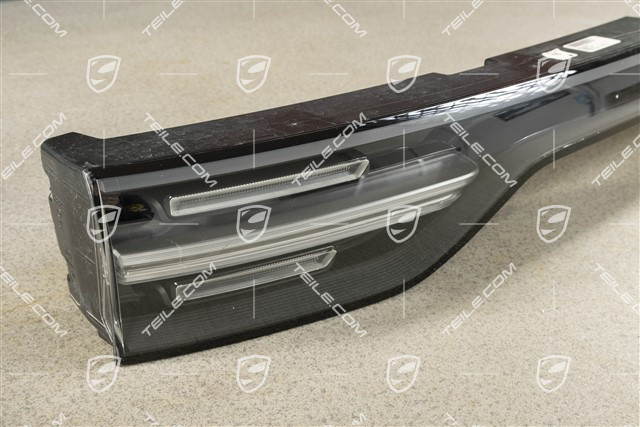 Heckleuchte / Heckklappe, mitte, in Schwarz