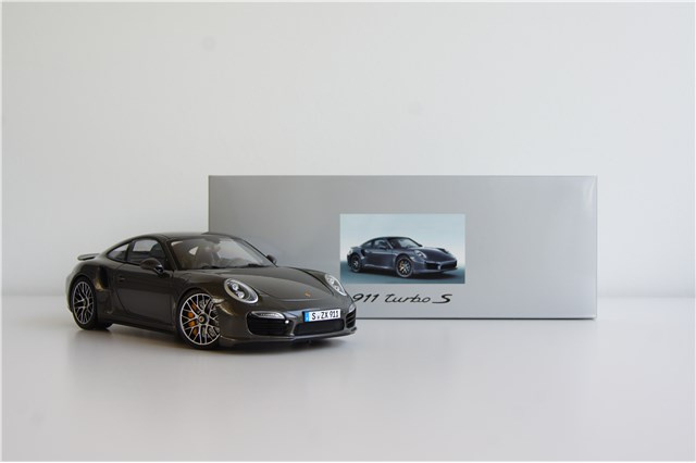Porsche 911 Turbo S coupé (991), scale 1:18