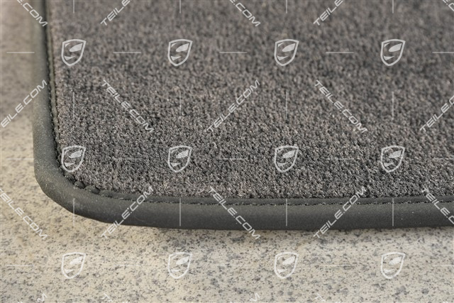 Mata bagażnika welurowa, czarna