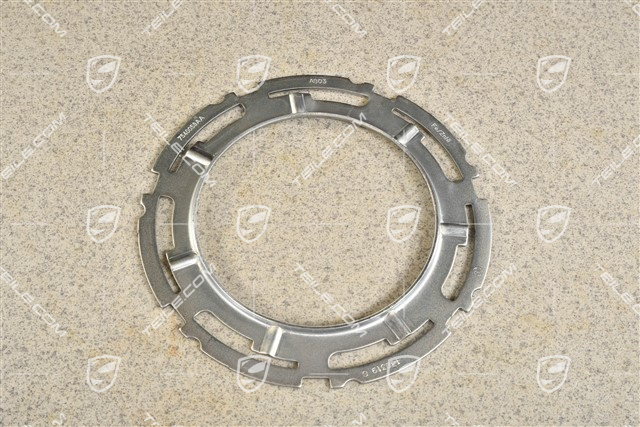 Lock ring for fuel tank flange