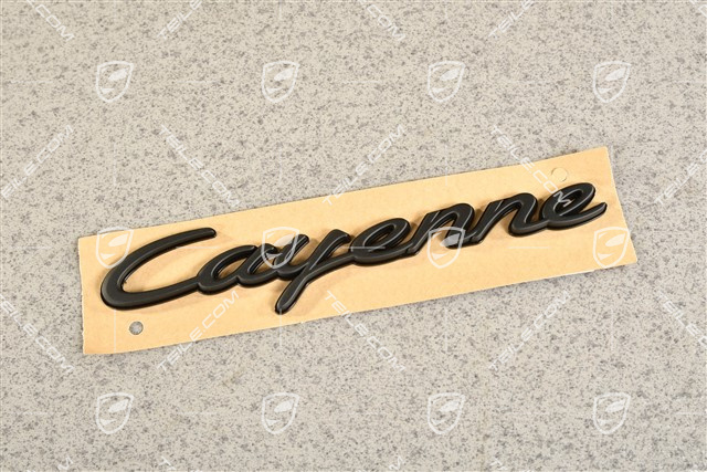 Coupe, CAYENNE Emblemat / napis, czarna satyna na tle w czarnym połysku