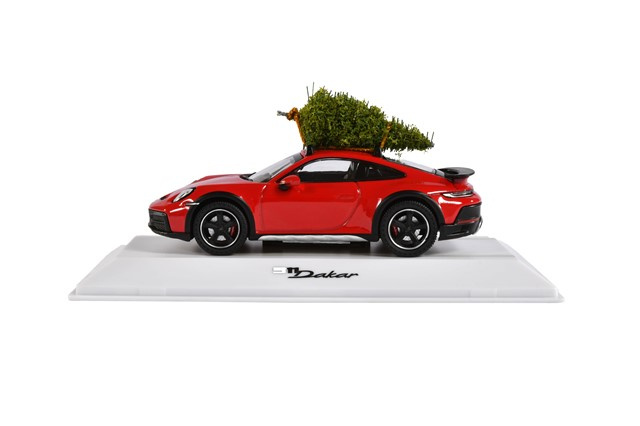 Porsche 911 992 Dakar mit Tannenbaum - Christmas, rot, Spark, Maßstab 1:43