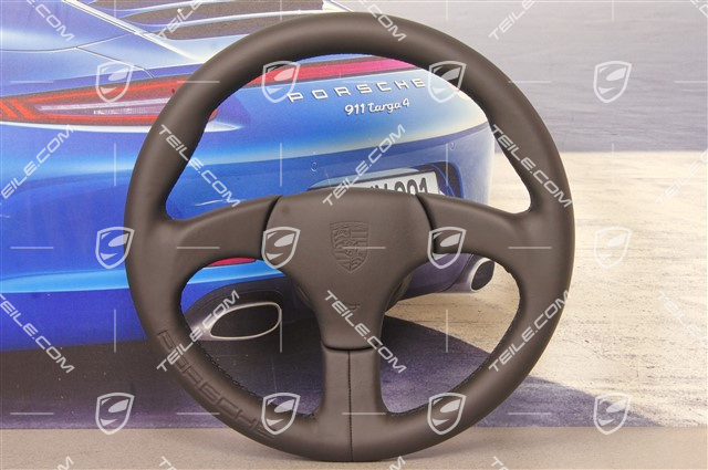 Sportowa kierownica, trójramienna, skórzana z czarnymi przeszyciami i wytłoczonym logo Porsche, bez poduszki powietrznej