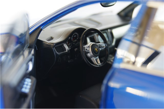 Model Porsche Macan Turbo, niebieski szafirowy metalik, 1:18