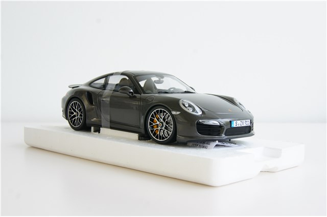Porsche 911 Turbo S coupé (991), scale 1:18