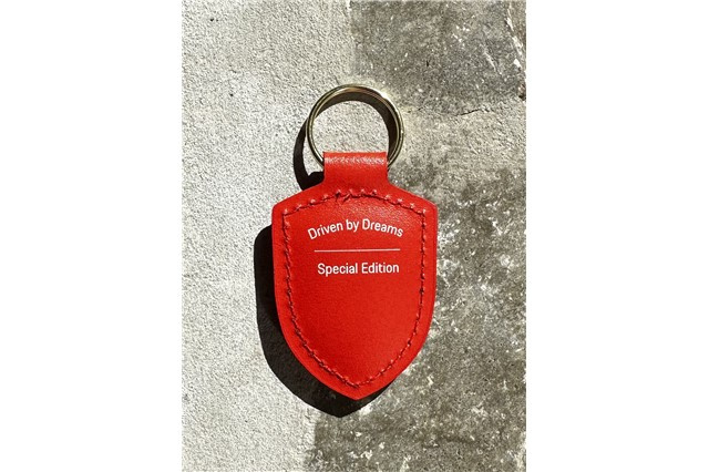 Schlüsselanhänger Wappen „Driven by Dreams“ – 75Y Porsche, lavaorange
