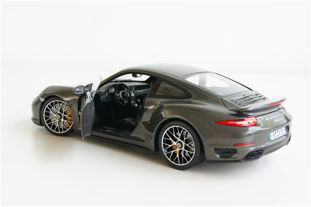 Porsche 911 Turbo S coupé (991), scale 1:18