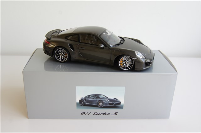 Porsche 911 Turbo S coupé (991), scale 1:18