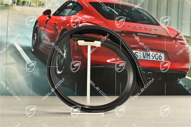 Gasket for front body section cross panel
