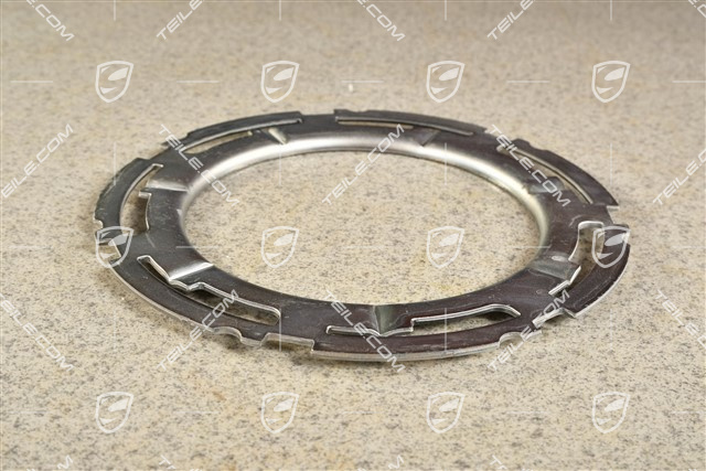 Lock ring for fuel tank flange