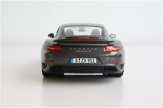 Porsche 911 Turbo S coupé (991), scale 1:18