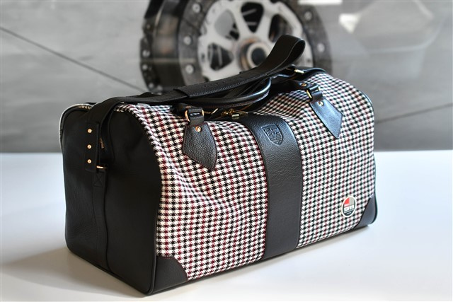 "60Y 911" Touring Bag 911 "60 Jahre 911", Pepita Muster in Schwarz/Rot, Jubiläumsplakette 50/30/28 cm