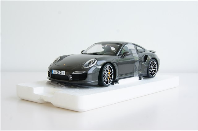 Porsche 911 Turbo S coupé (991), scale 1:18