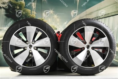 20" koła zimowe Macan, felgi 7,5J x 20 ET32 + 10J x 20 ET49 + opony zimowe Goodyear 235/55 R20 + 285/45 R20, czarny wysoki połysk, przebieg około 30km