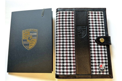 "60Y 911" Dokumentenmappe, im Pepitamuster, mit geprägtem Porsche Wappen, 60 Jahre 911 Jubiläum Plakette