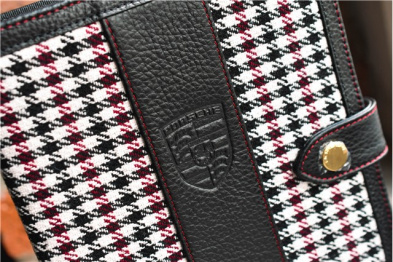 "60Y 911" Dokumentenmappe, im Pepitamuster, mit geprägtem Porsche Wappen, 60 Jahre 911 Jubiläum Plakette
