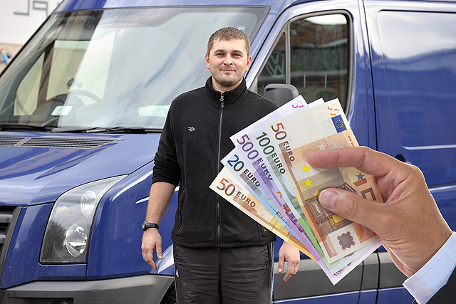 Barzahlung an dem Fahrer